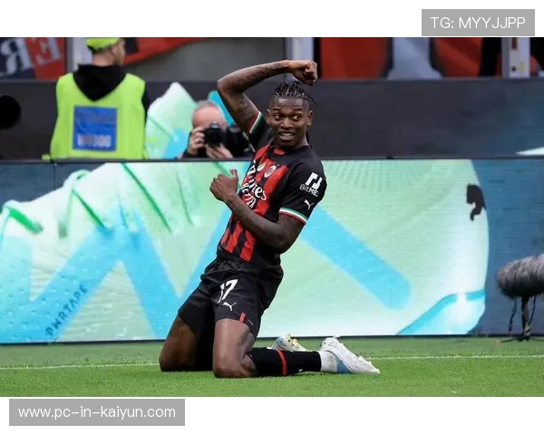 AC米兰在中路形成三角配合,莱奥动作轻盈果断